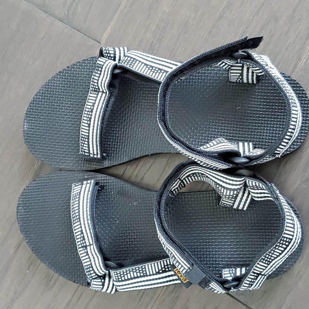 TEVA Original Universal size 6.Black and White color. In Excelent condition